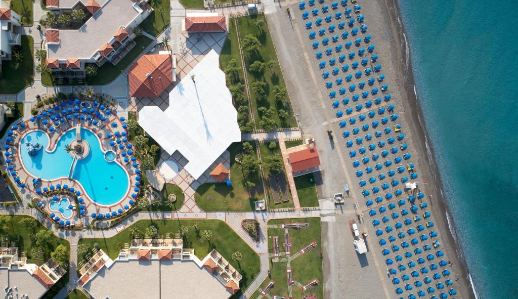 Lindos Princess Beach Hotel peldbaseins un pludmales saulessargi piekrastē