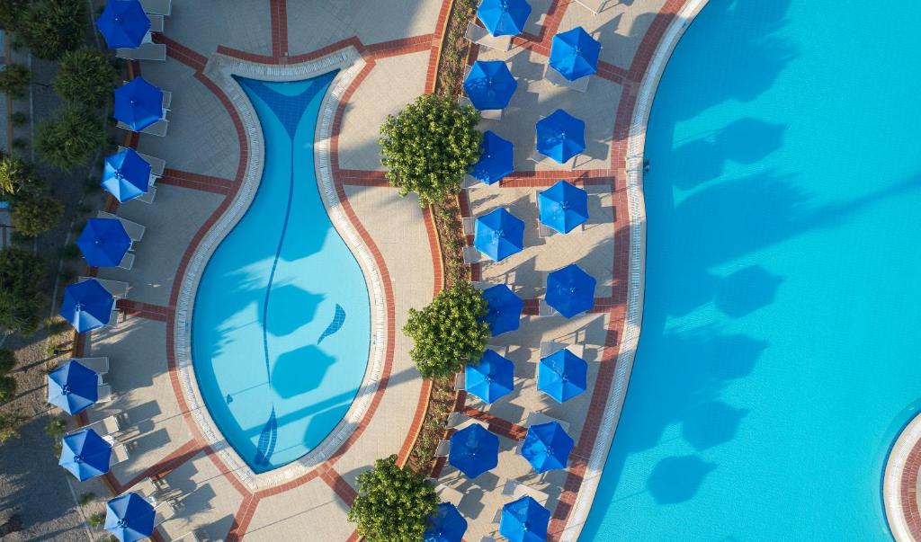 Lindos Princess Beach Hotel baseins ar ziliem saules mietiem