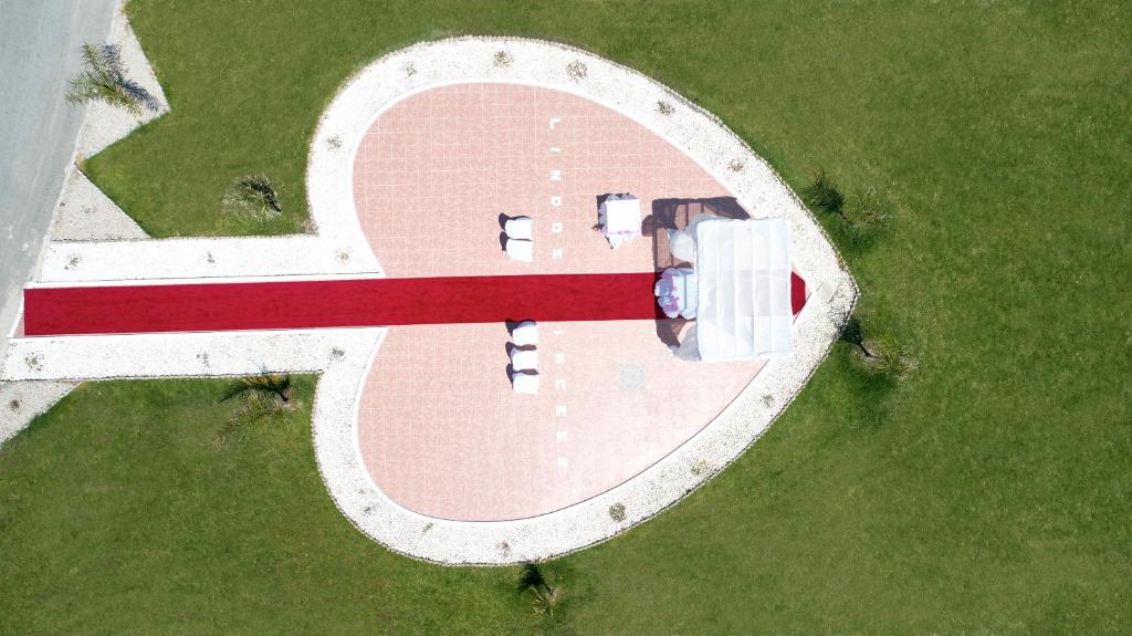 Romantiska sirds forma ar sarkano paklāju Lindos Princess Beach Hotel