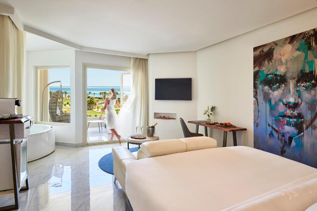 Steigenberger Pure Lifestyle numurs ar skatu uz jūru un vannu.