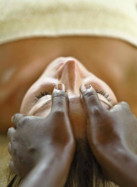 Relaksējošs sejas masāžas seanss viesnīcā The Residence Zanzibar.