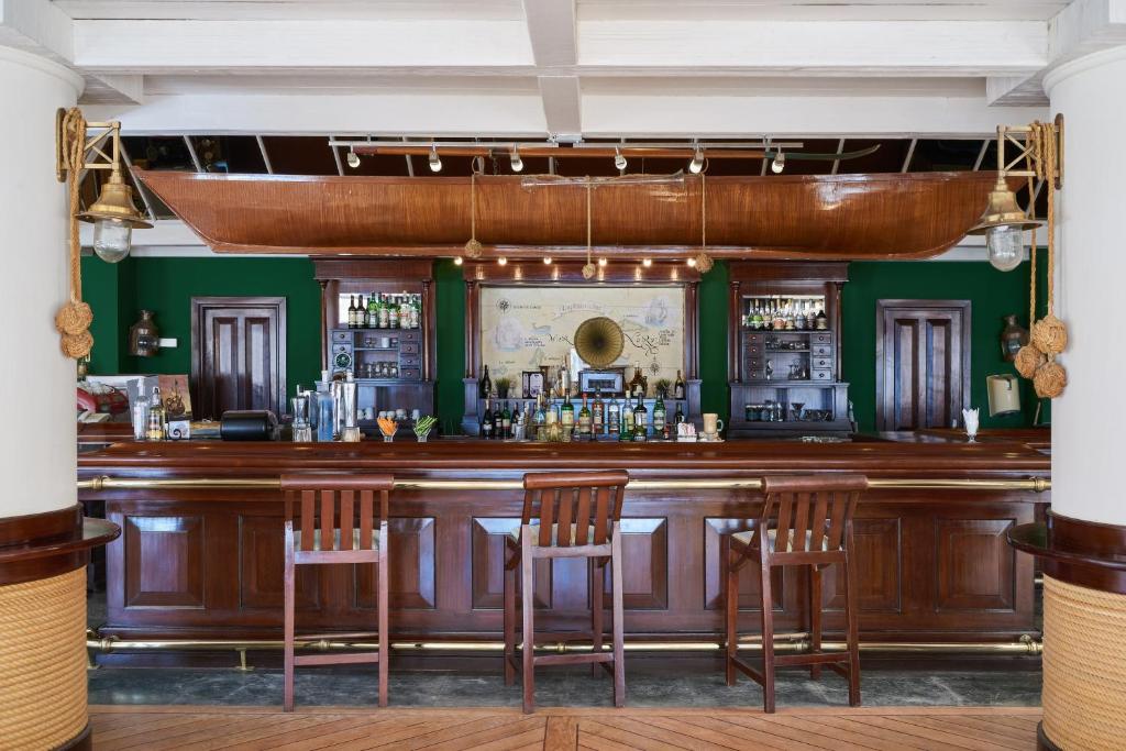 Bārs Continental Hotel Hurghada ar elegantu koka apdari un jūras tematikas dekoru.