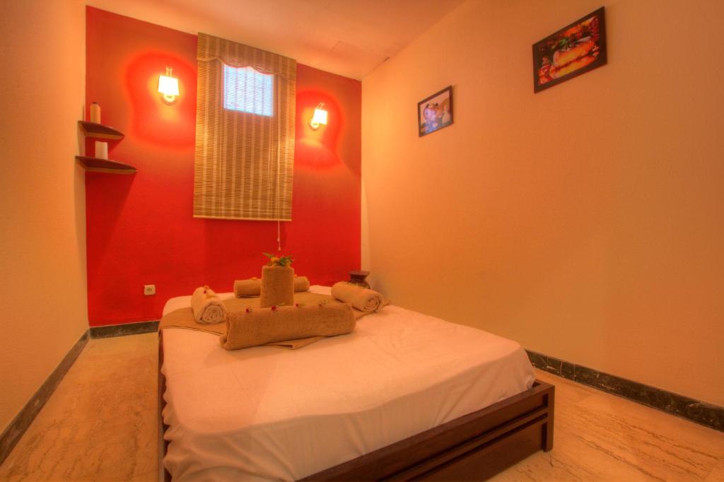 Mierīgs numurs ar sarkanu sienu Continental Hotel Hurghada.