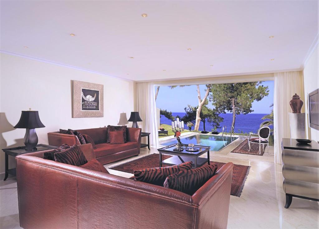 Elegants viesnīcas numurs ar skatu uz jūru un privātu baseinu.