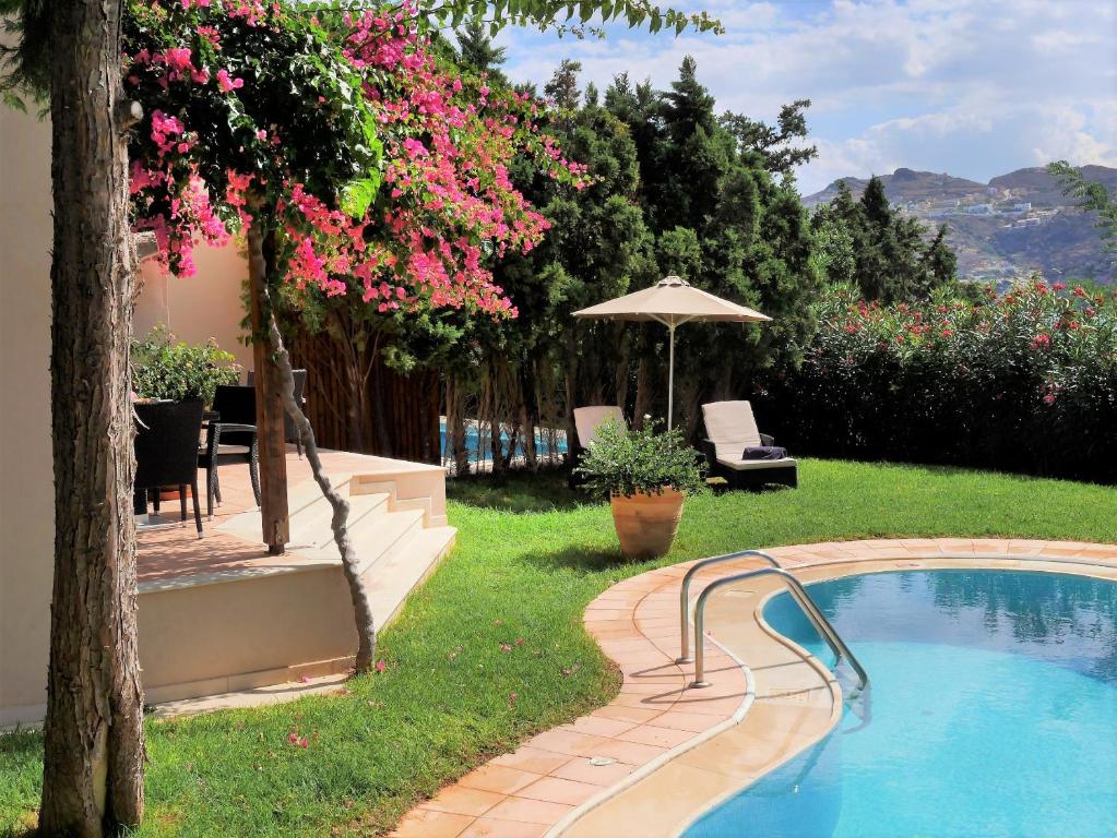 Peldbaseins ar saulessargiem un ziediem apkārt