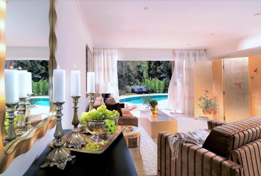 Eleganta viesistaba ar skatu uz baseinu un dekoratīviem elementiem.