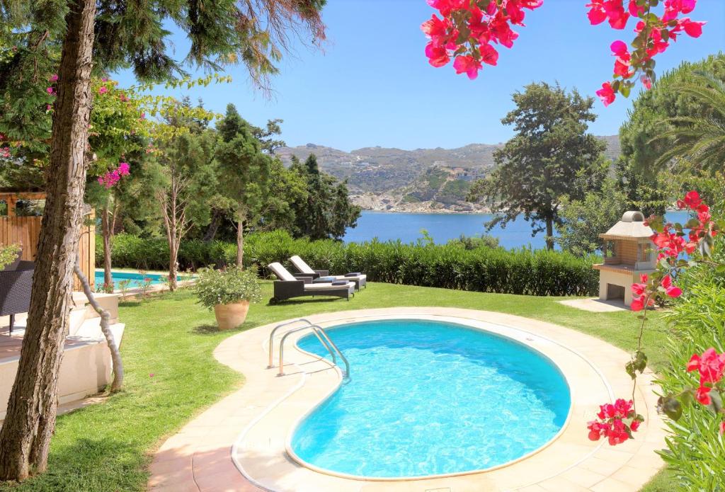 Baseins ar skatu uz jūru un ziediem apkārt.