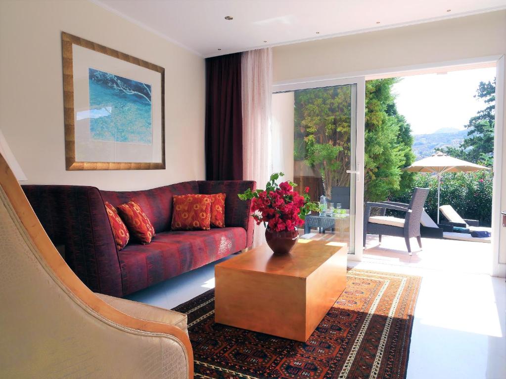 Mūsdienīgs viesnīcas numurs ar dīvānu un terasi