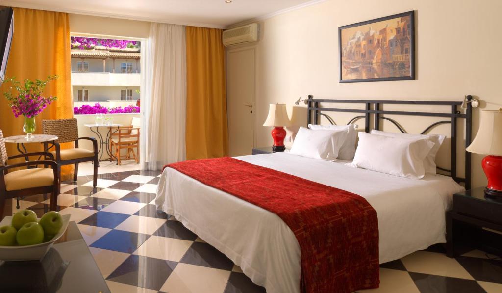 Mūsdienīgs viesnīcas numurs ar divguļamo gultu un balkonu.