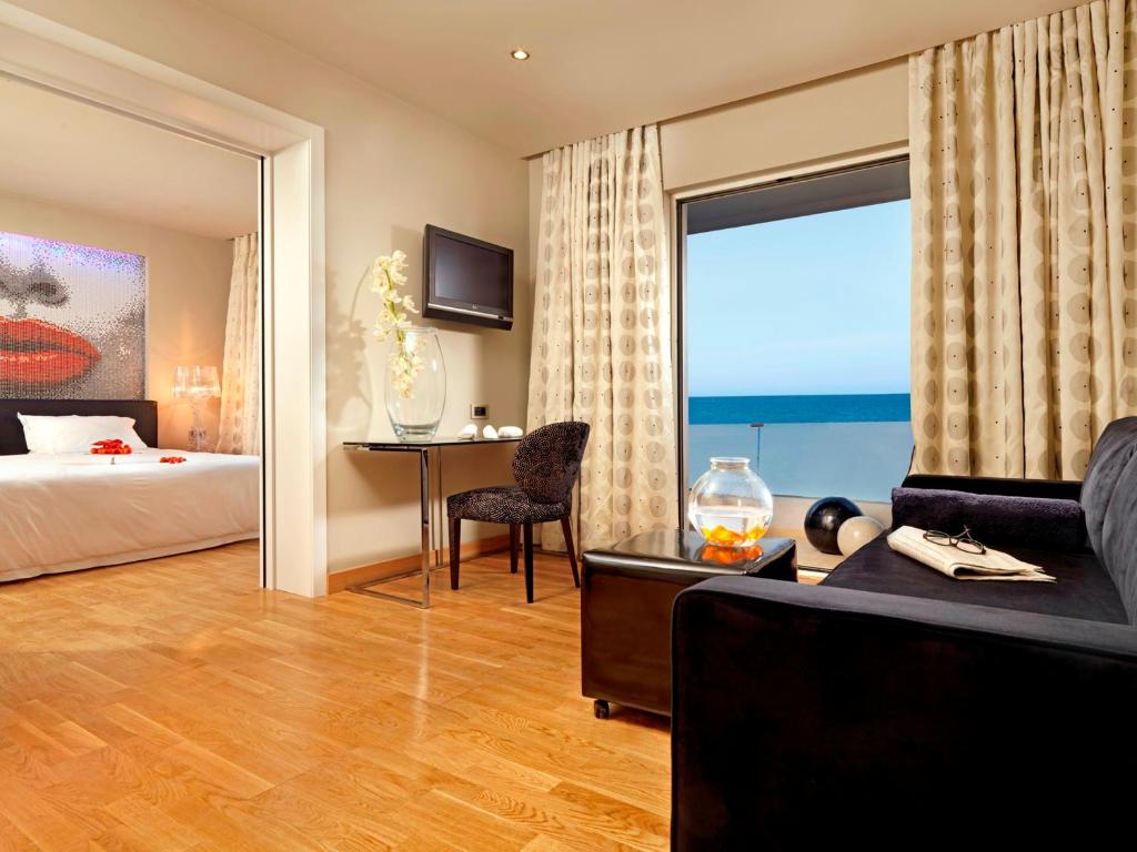 Eleganta viesnīcas numura interjers ar skatu uz jūru.