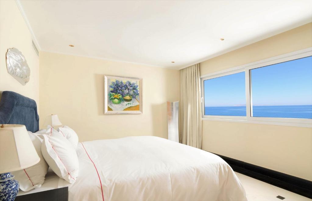 Mūsdienīga guļamistaba ar skatu uz jūru.