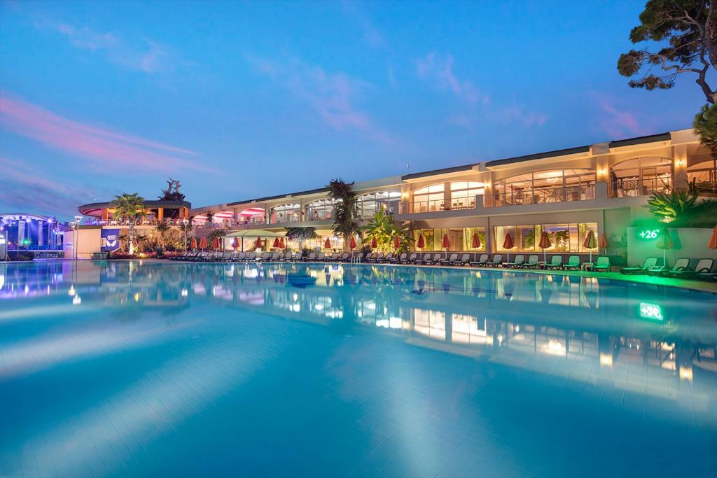 Pine Beach Belek viesnīcas baseins un terase piekrastē