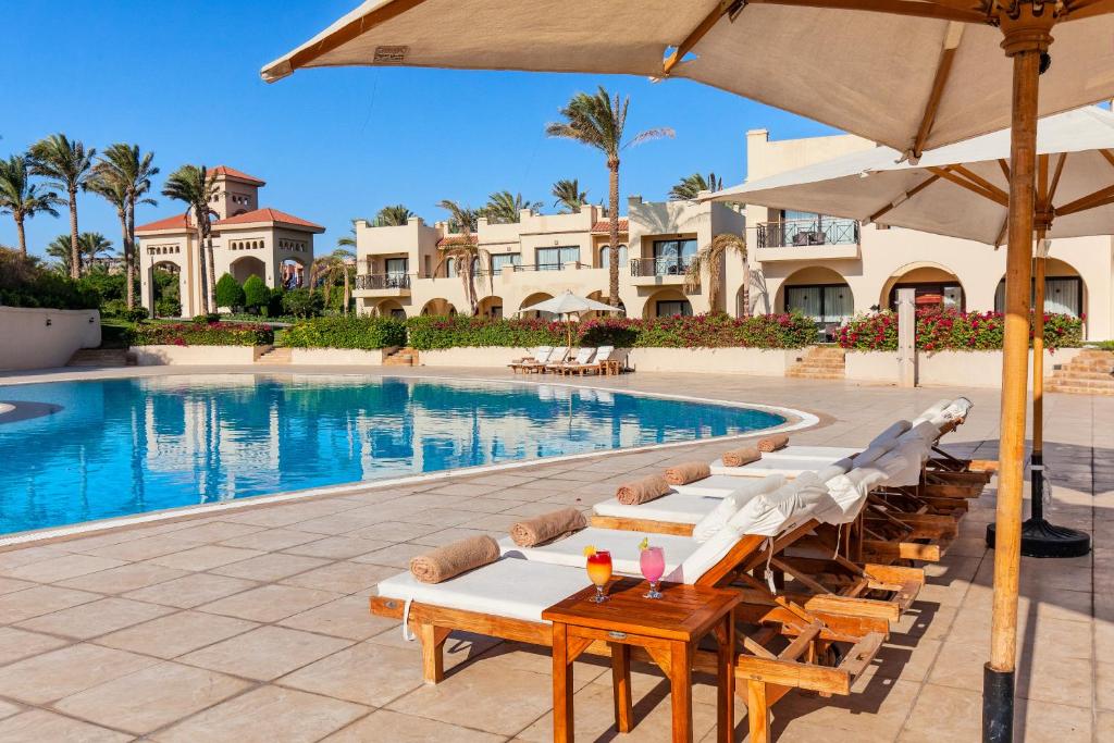 Cleopatra Luxury Resort baseins ar sauļošanās gultām un kokteiļiem.