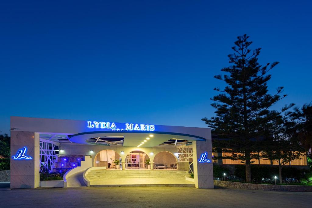 Lydia Maris Resort & Spa ieeja naktī ar apgaismojumu pie ieejas