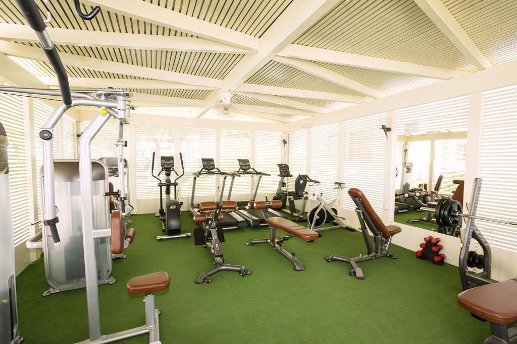 Mūsdienīgs trenažieru zāle Lydia Maris Resort & Spa ar dažādām iekārtām