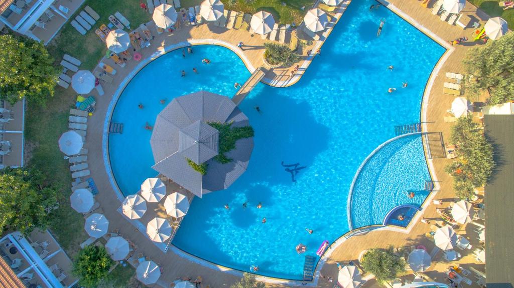 Lydia Maris Resort & Spa baseins ar saulessargiem un viesiem