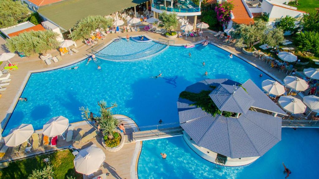Viesnīcas Lydia Maris Resort & Spa baseins ar atpūtas zonu un sauļošanās krēsliem.