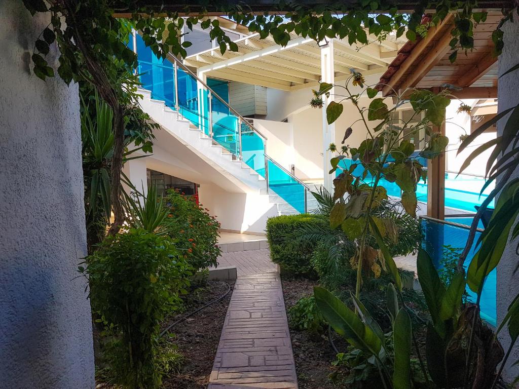 Ieeja uz Lydia Maris Resort & Spa ar zaļumiem un baseinu