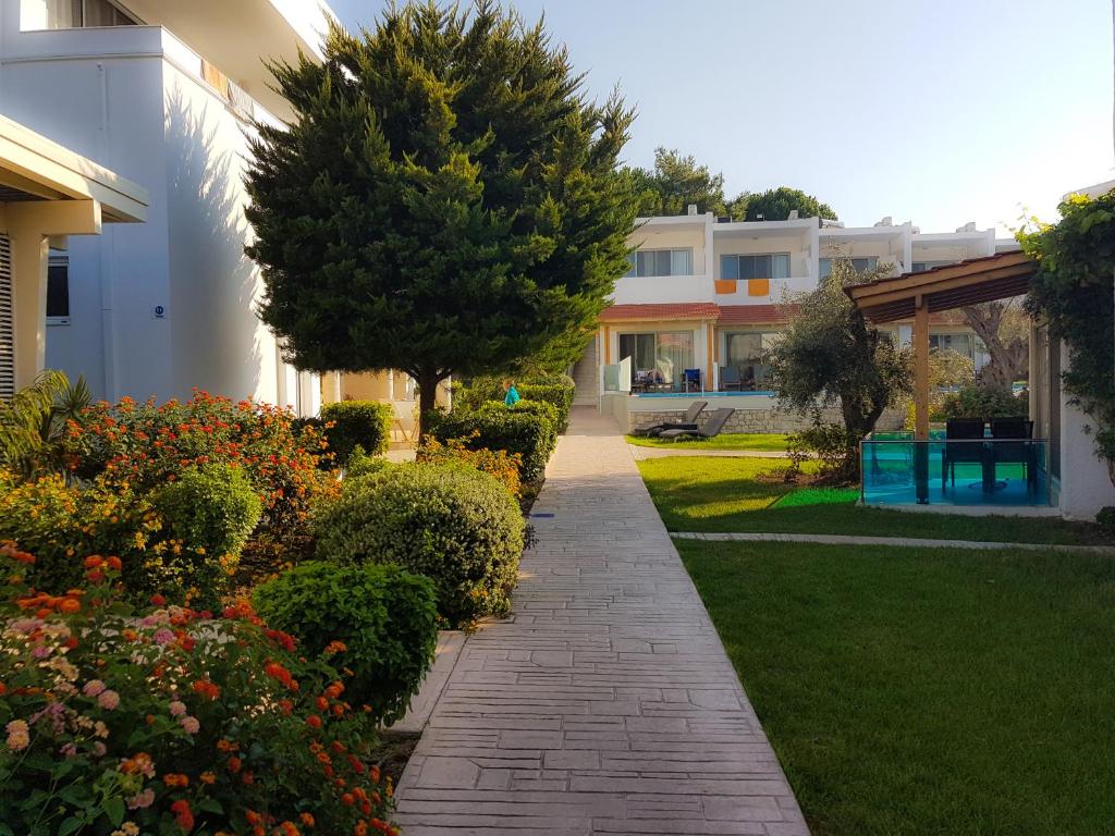 Lydia Maris Resort & Spa skaista dārza taka ar ziediem un koku.
