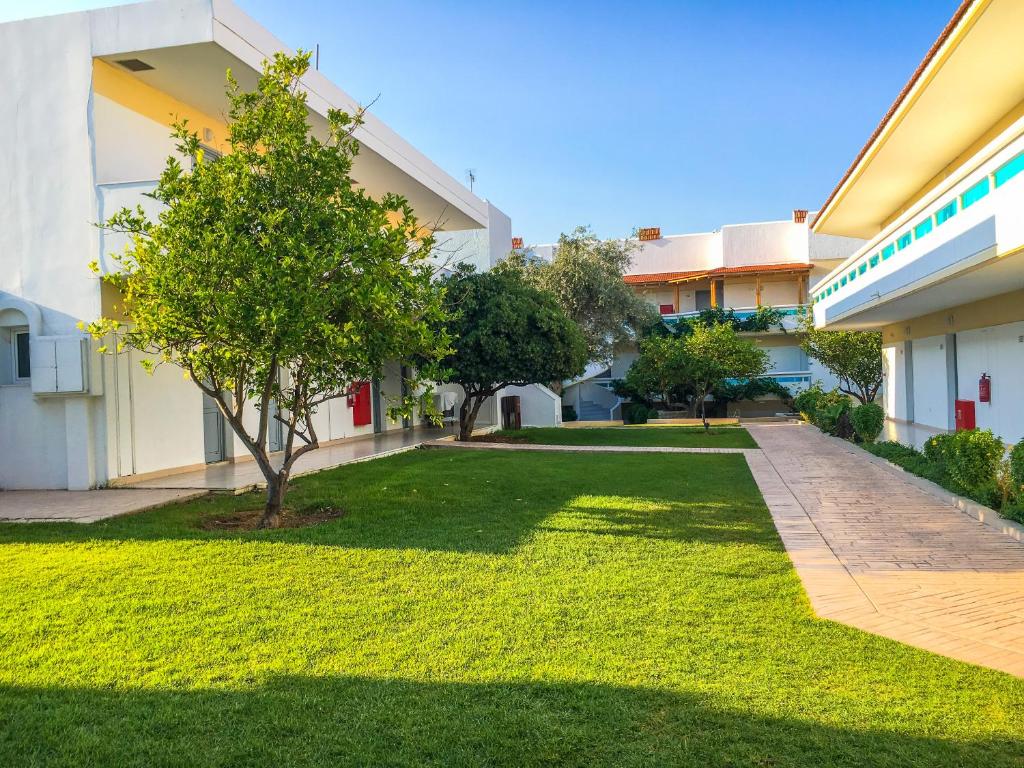 Lydia Maris Resort & Spa zaļais dārzs un ēku komplekss