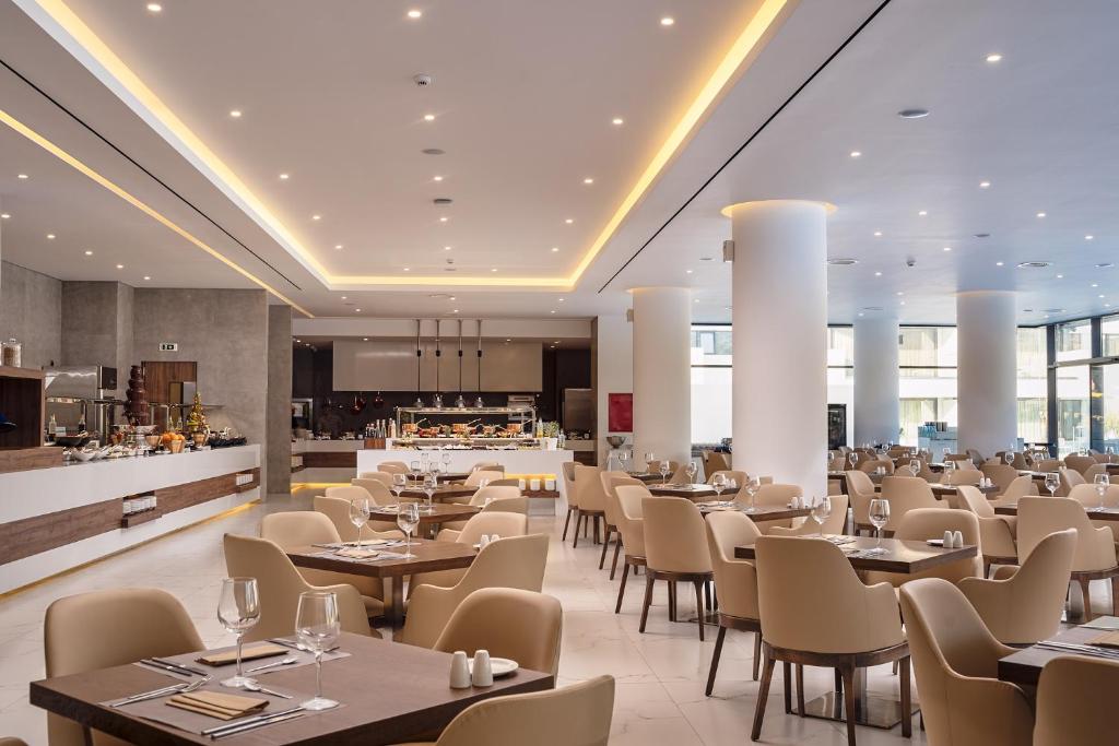 Lindos Grand Resort & Spa restorāns ar elegantu interjeru.