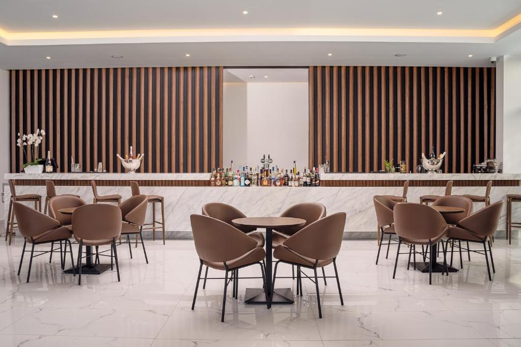 Lindos Grand Resort & Spa eleganta bāra zona ar modernu interjeru