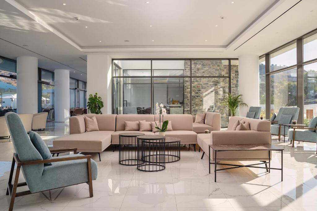 Plaša un eleganta atpūtas zona viesnīcā Lindos Grand Resort & Spa.