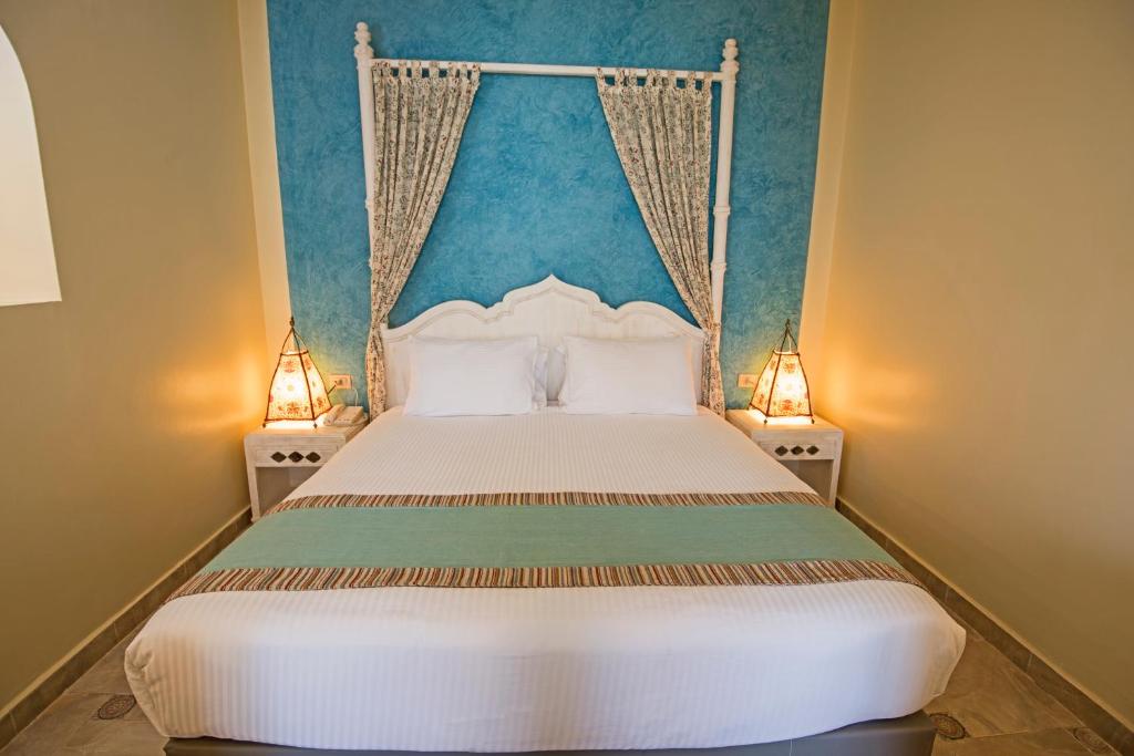 Mierīga numura gulta ar dekoratīvām lampām SUNRISE Royal Makadi Resort