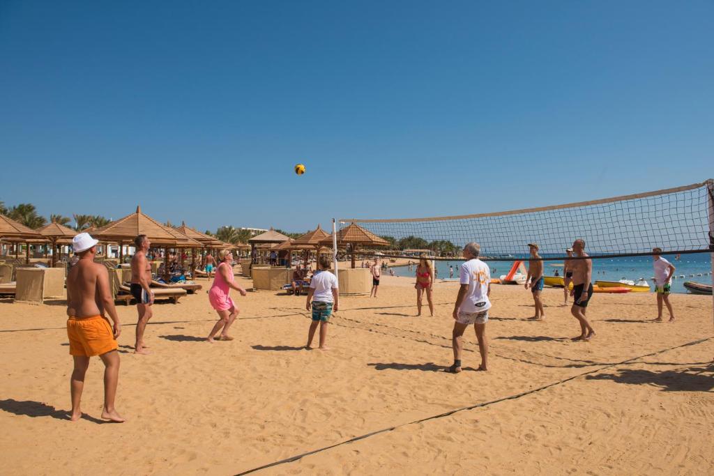 Pludmales volejbola spēle pie SUNRISE Royal Makadi Resort.