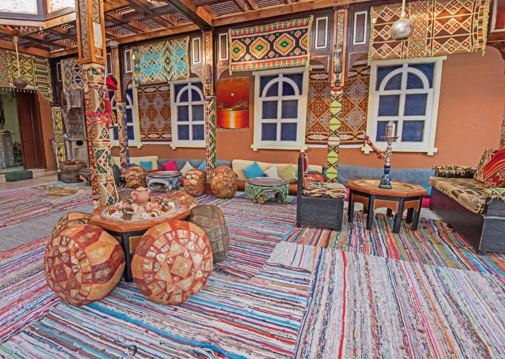 Tradicionāla viesnīcas iekārtojuma daļa SUNRISE Royal Makadi Resort ar krāsainām paklāju zālēm.