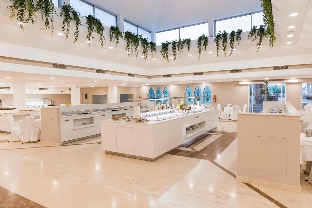 Mūsdienīgs restorāns viesnīcā Esperides Beach ar plašu bufeti un dabīgiem akcentiem.