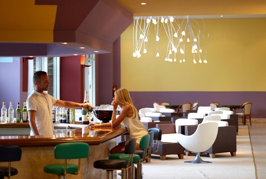 Bāra skats viesnīcā Esperides Beach, kur viesi izbauda dzērienus.