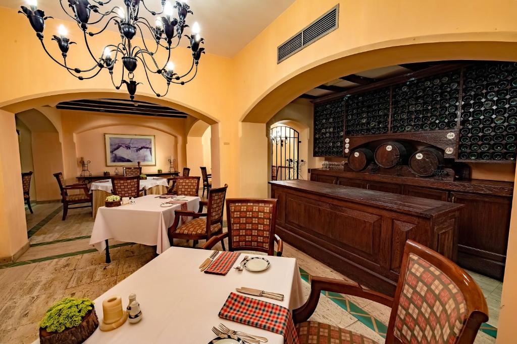 Restorāna interjers Continental Hotel Hurghada ar elegantu apgaismojumu.