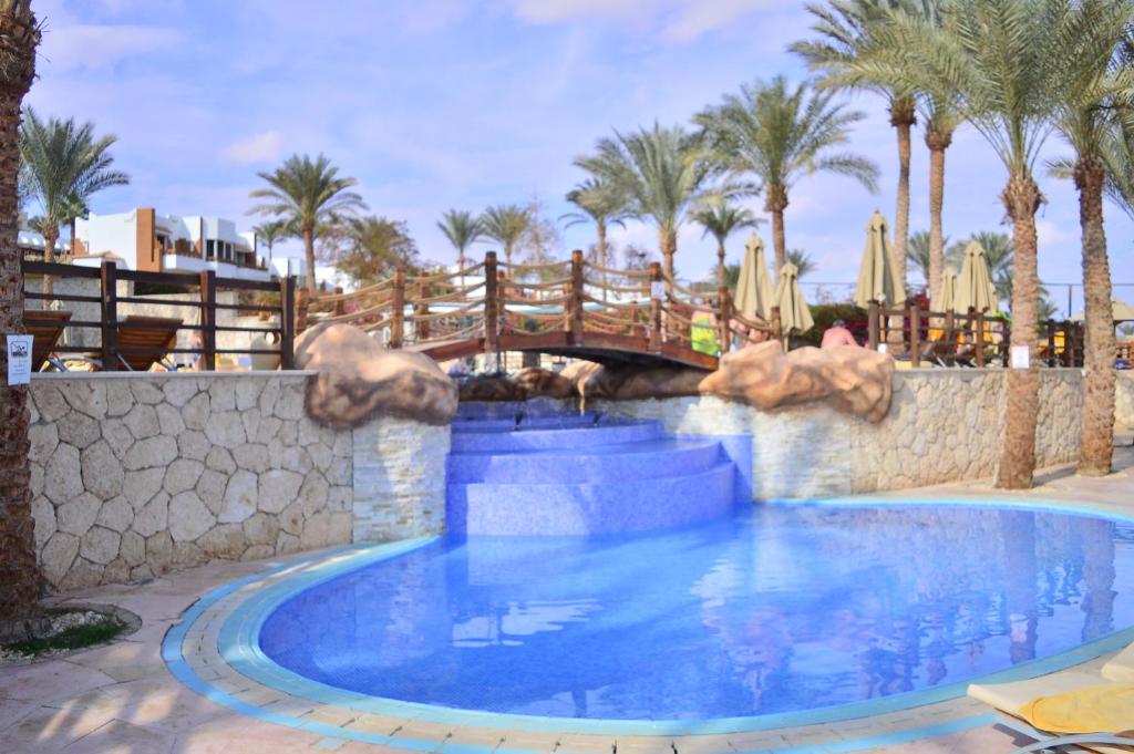 Peldbaseins ar strūklaku pie Xperience Sea Breeze Resort