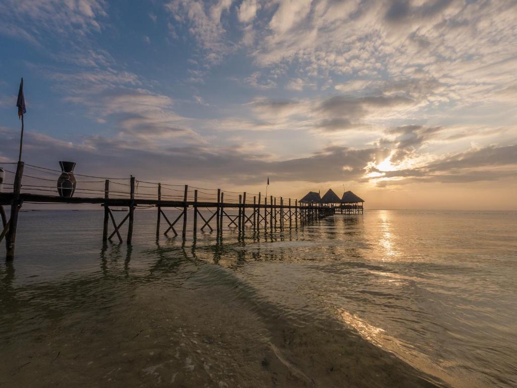 Paradise Beach Resort piestātne saulrietā