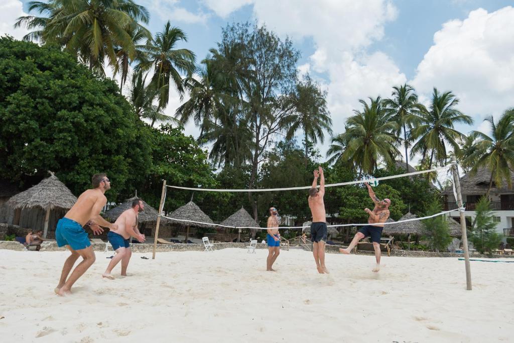 Pludmales volejbols Paradise Beach Resort piekrastē.