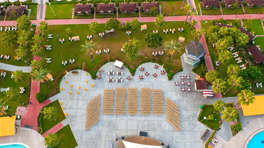 Pine Beach Belek viesnīcas teritorija ar saulessargiem un ērtām atpūtas zonām