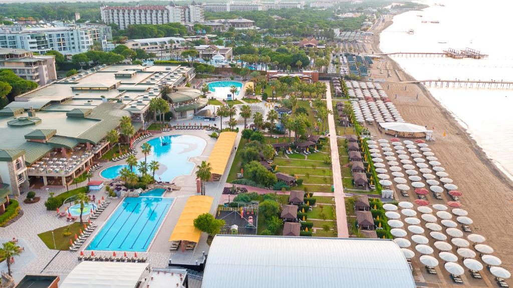 Pine Beach Belek skats uz baseiniem un pludmali piekrastē