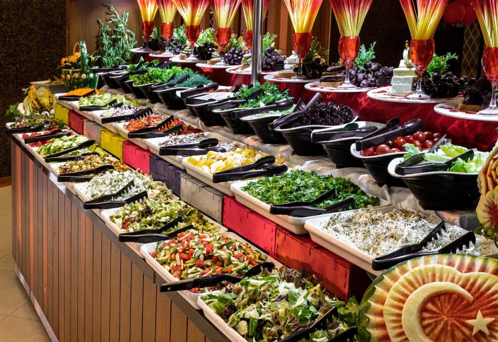 Bagātīgs salātu bufete Michell Hotel & Spa ar dažādām dārzeņu šķirnēm.