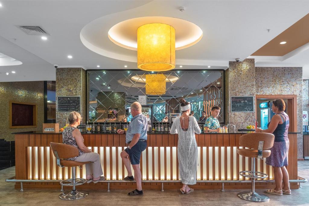 Michell Hotel & Spa bārs ar viesiem, kas bauda dzērienus.