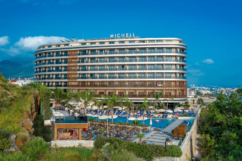 Michell Hotel & Spa ārskats ar baseinu un sauļošanās zonu piekrastē.