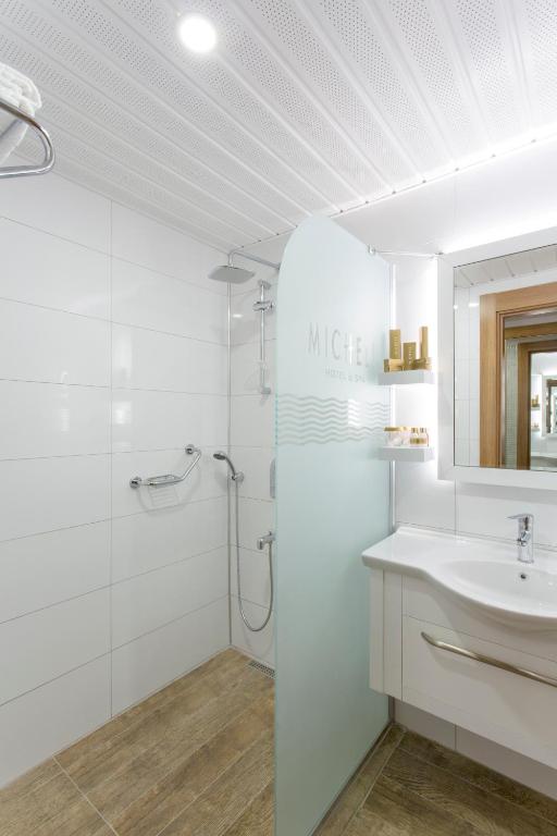 Moderns vannas istaba ar dušu un izsmalcinātu dizainu Michell Hotel & Spa