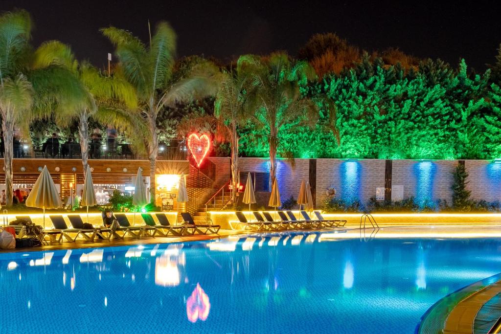 Michell Hotel & Spa peldbaseins ar mirdzošām gaismām naktī