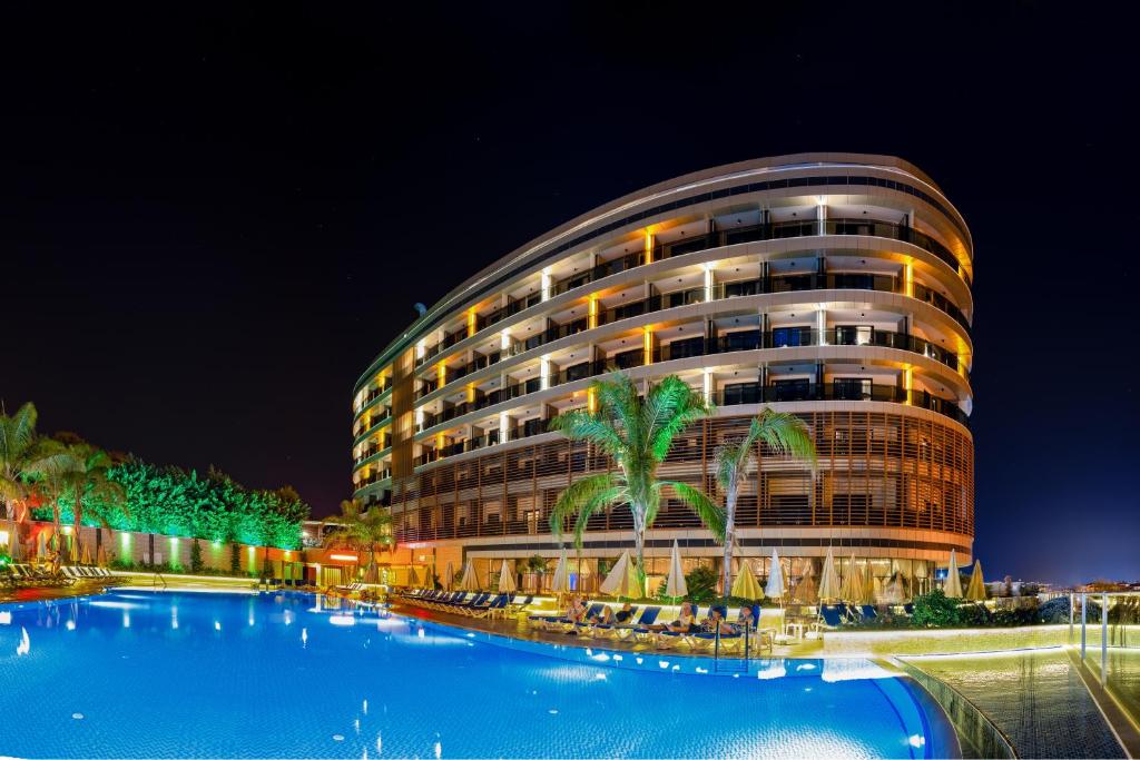Michell Hotel & Spa piekrastes baseins ar apgaismotu ēku naktī