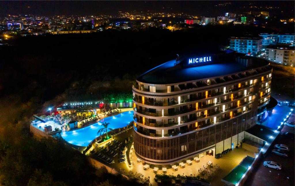 Michell Hotel & Spa nakts skats ar baseinu un pilsētas apgaismojumu