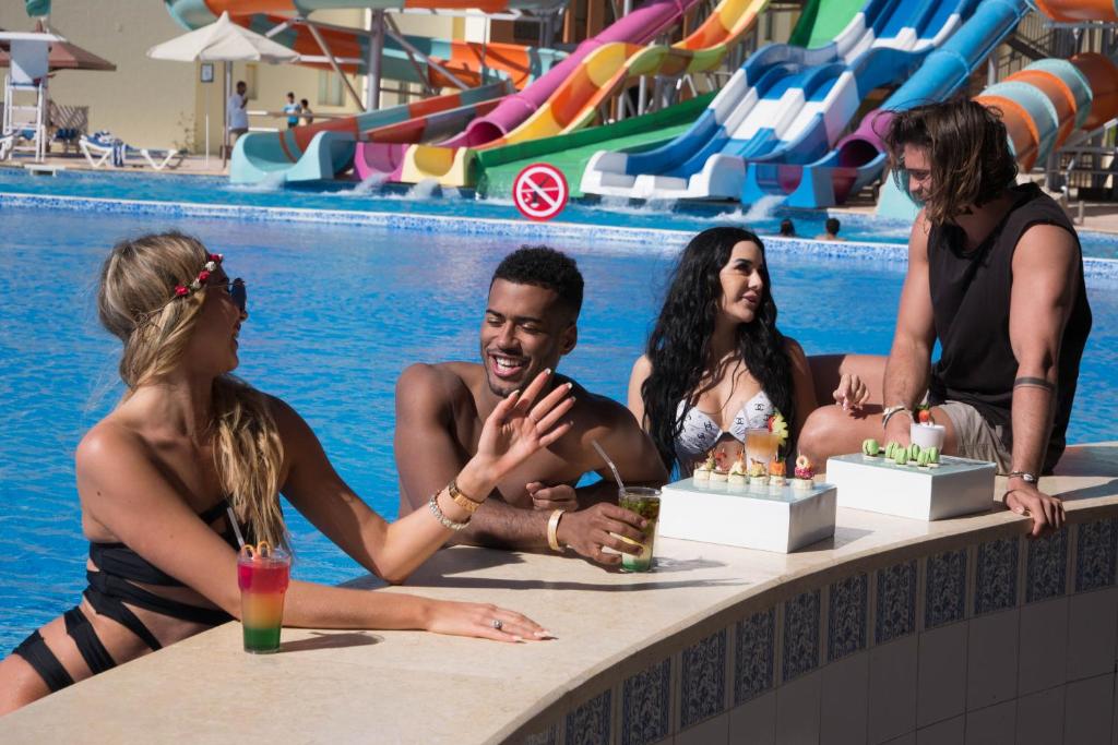 Viesi izbauda kokteiļus pie baseina SUNRISE Royal Makadi Resort