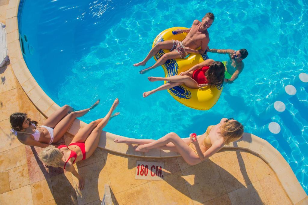 Viesi atpūšas pie baseina SUNRISE Royal Makadi Resort.