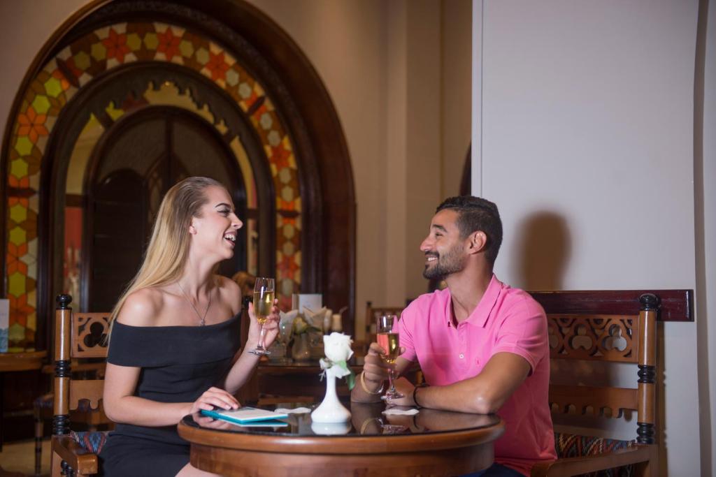 Pāris svin romantisku brīdi SUNRISE Royal Makadi Resort.