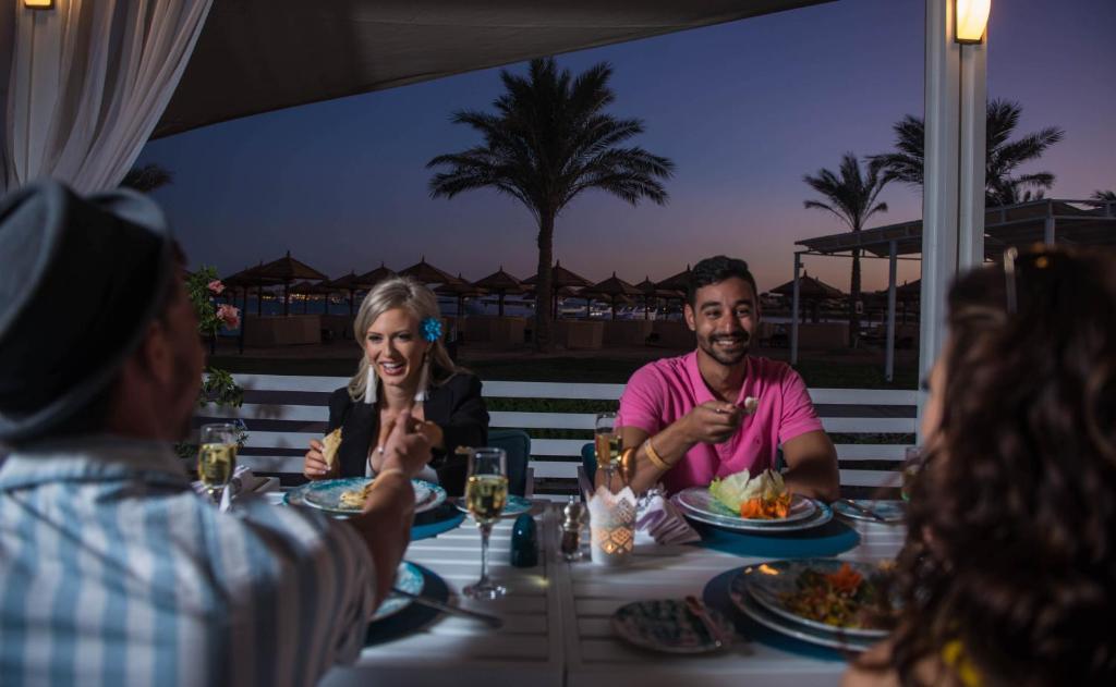 Viesi bauda vakariņas piekrastē SUNRISE Royal Makadi Resort