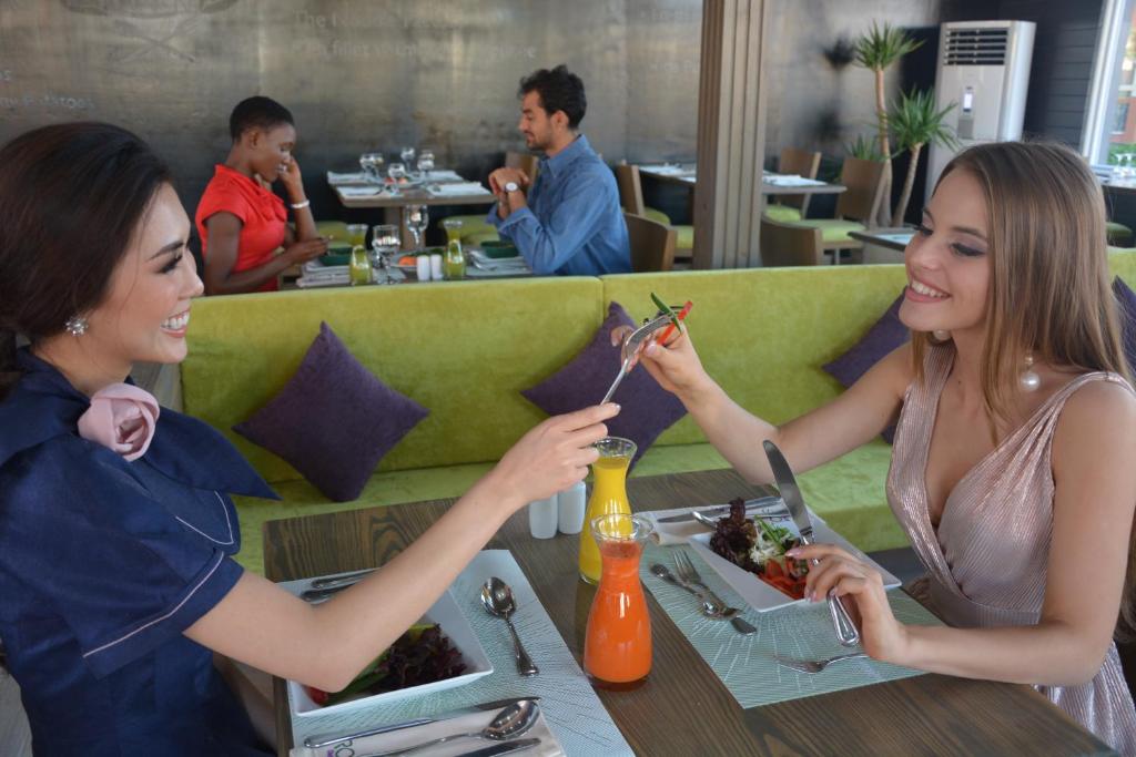 Divas draudzenes izbauda maltīti SUNRISE Royal Makadi Resort